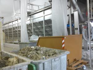 Ograbki iz mehanskega predčiščenja se zbirajo v kontejnerjih za odvoz v nadaljnjo obdelavo